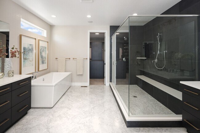 Building Photo - 6 Bedroom 5.5 Bathroom Single Family Home ...