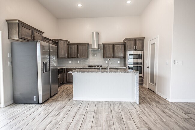 Building Photo - 14852 Mike a Mendoza Ave