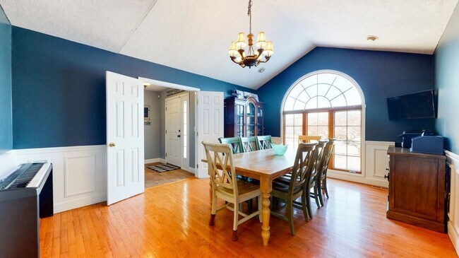 Building Photo - Stunning 4-Bedroom, 3.5-Bath Home with Over 3,800 Sq. Ft. of Ideal Living Space in East Bloomington
