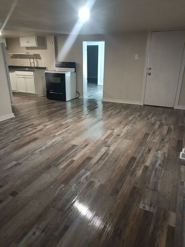 Building Photo - Beautiful  3 bed Bed 1Bath apartment for rent in SE OKC