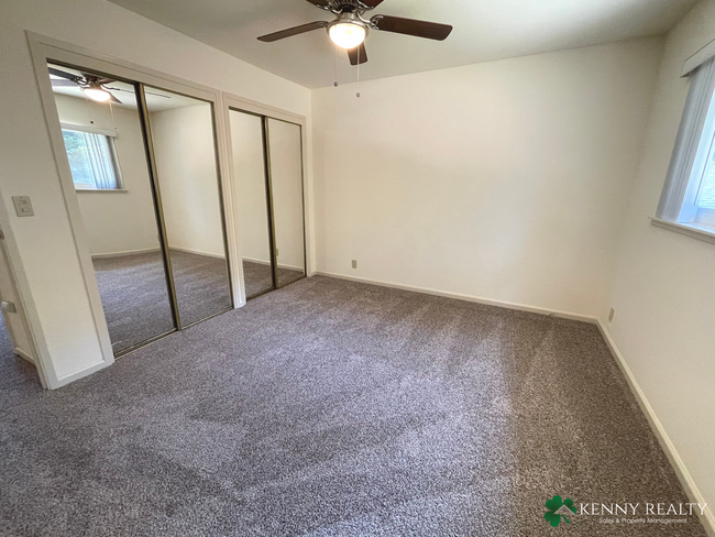 Building Photo - Three Bedroom, Two Bathroom with Large Bac...