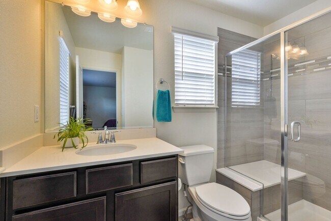 Building Photo - Beautiful 2-Bedroom, 2.5-Bath Townhome in ...