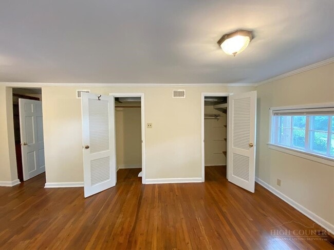 Building Photo - 807 Mt Jefferson Rd