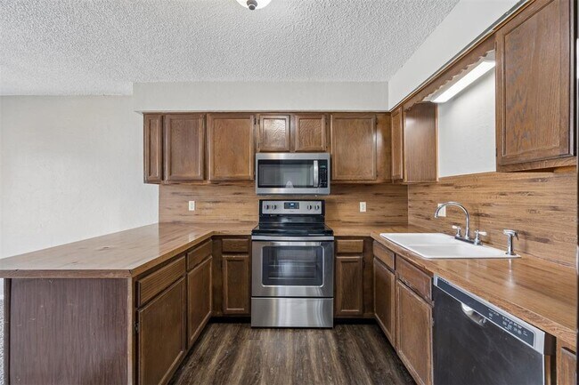 Building Photo - 3703 Southwind Ave