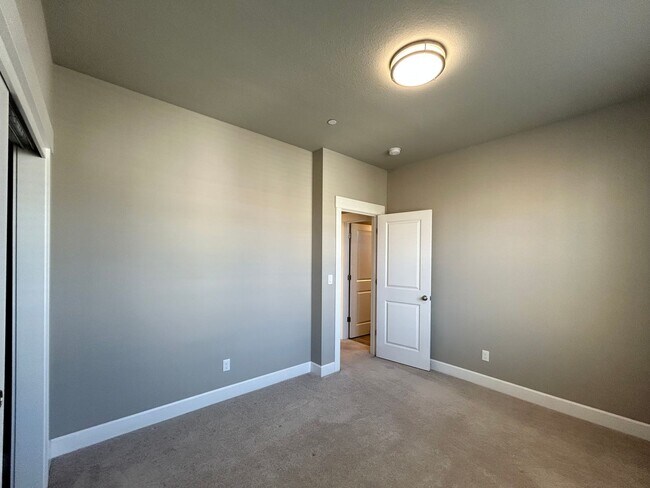 Building Photo - Luxury and Convenience Awaits in this Stunning 3 Bedroom, 2.5 Bathroom House with Abundant Parkin...