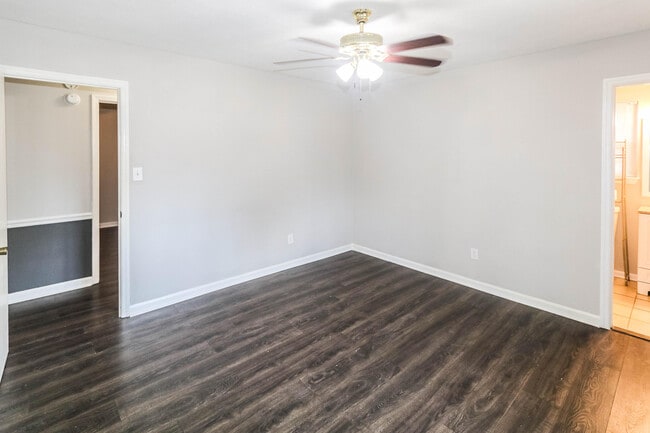 Building Photo - 913 N Willowick Dr