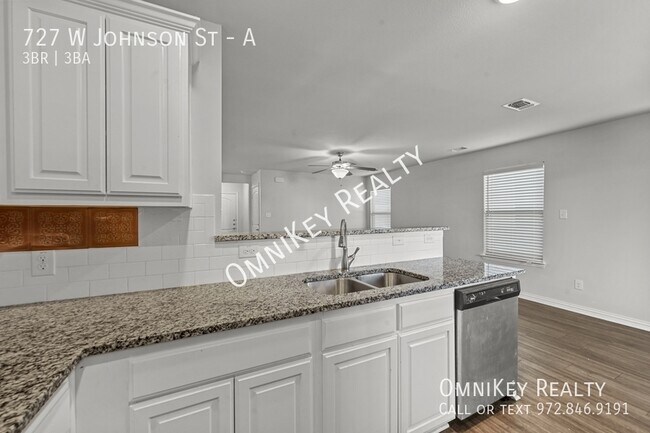 Building Photo - 727 W Johnson St