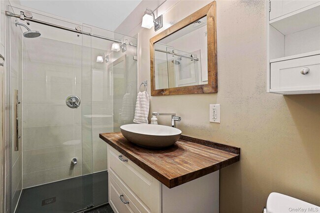 Building Photo - 493 Warburton Ave