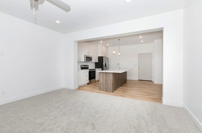 Building Photo - NT 3367