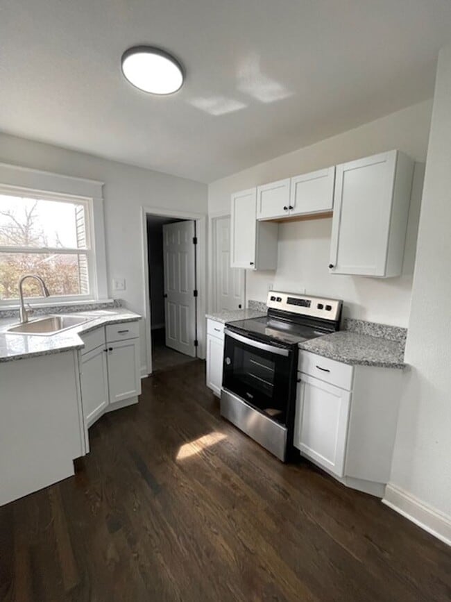 Building Photo - 3bd/1ba Home, Large Yard!! Half off 2nd Mo...