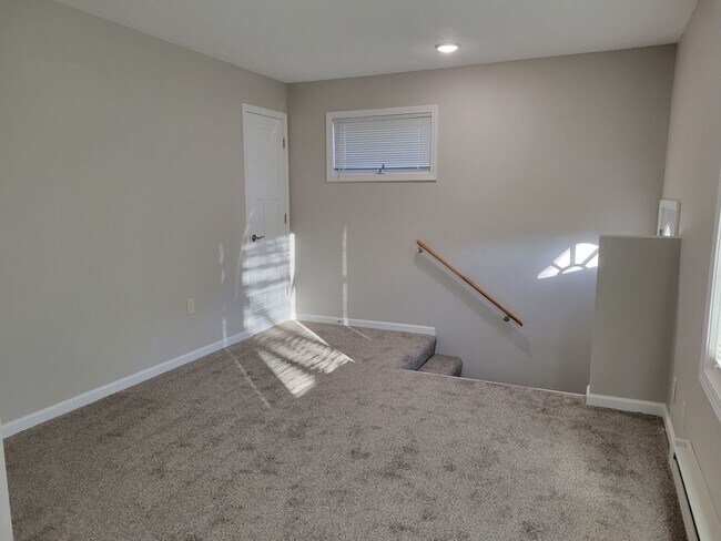 Building Photo - 1 Bedroom Triplex Unit