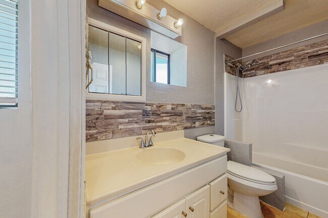 Building Photo - North Valley 4 Bedroom 2 Bath *Move-in Special* $1000 off 1st month rent if you sign by 11/30/25