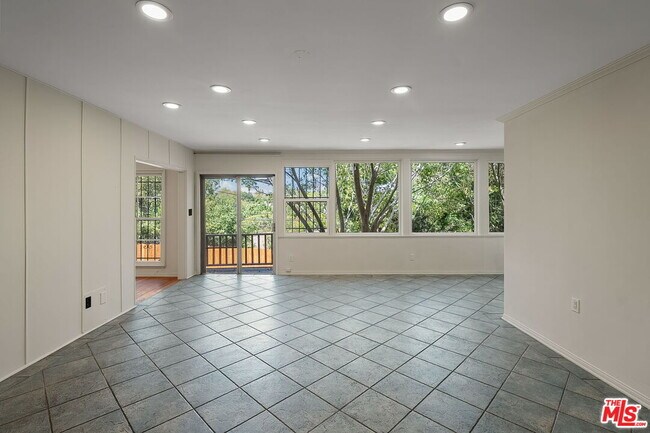 Building Photo - 9149 Hillsboro Dr