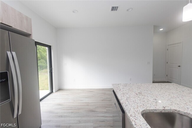Building Photo - 1123 Deauville St E