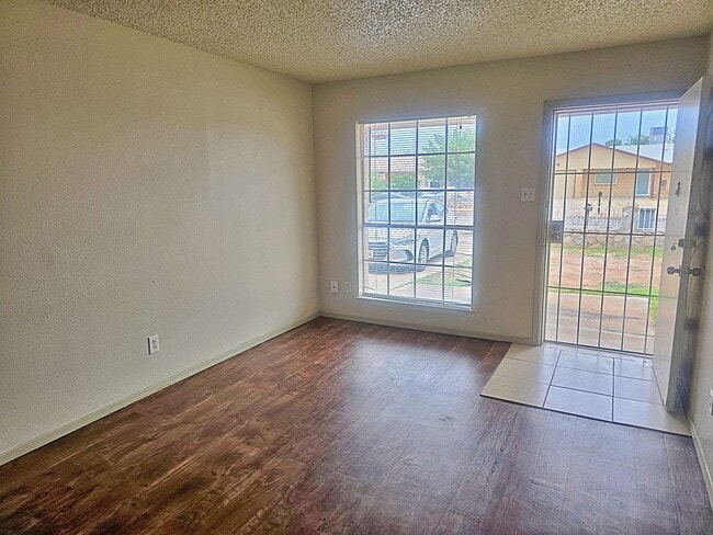 Building Photo - Great move in ready home close to Ft. Bliss