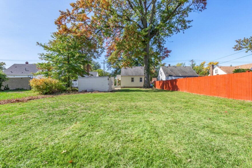 Building Photo - 611 E 260th St