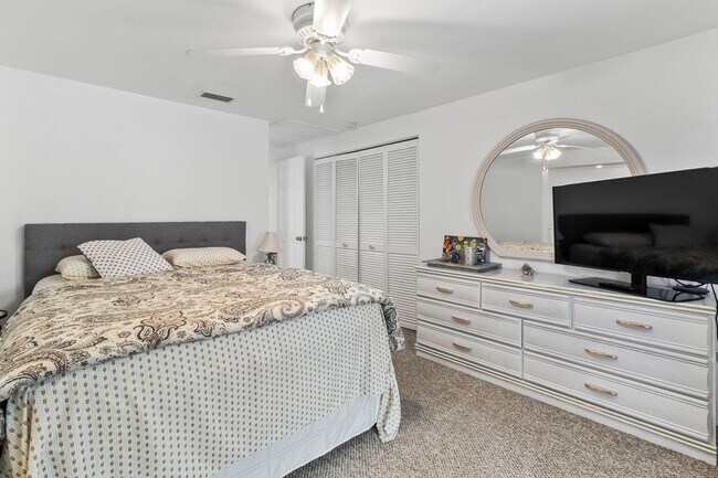 Building Photo - FURNISHED SHORT TERM RENTAL - 3 Bed / 2 Ba...