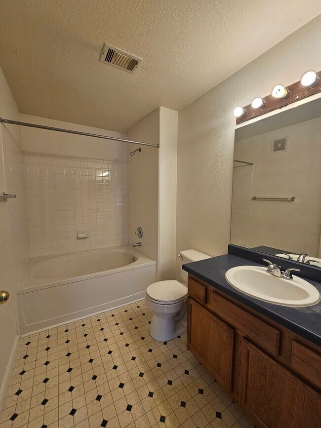Building Photo - Spacious Second Floor Condo