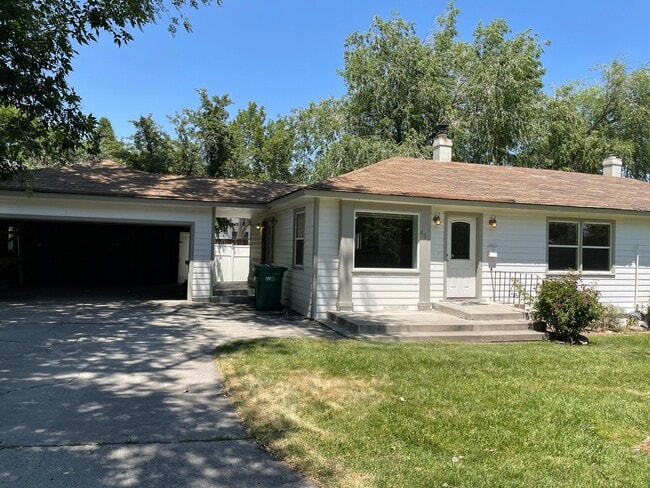 Building Photo - 2 Bedroom / 1 Bathroom Duplex in Old South...