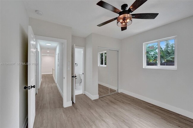 Building Photo - 21021 NE 13th Pl