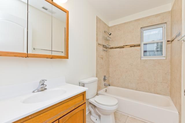 Building Photo - 3 bedroom in Evanston IL 60201