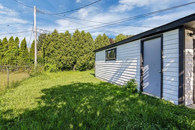 Building Photo - Introducing a beautiful 3 bedroom, 1 bathr...