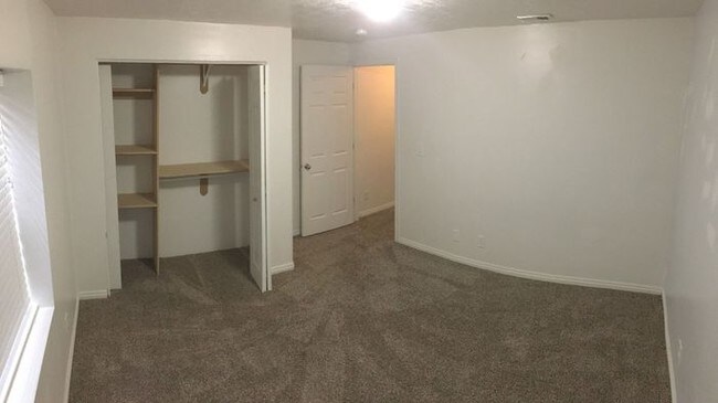 Building Photo - Large 4 Bed Townhome