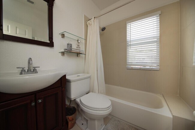 Building Photo - 518 Biscayne Dr