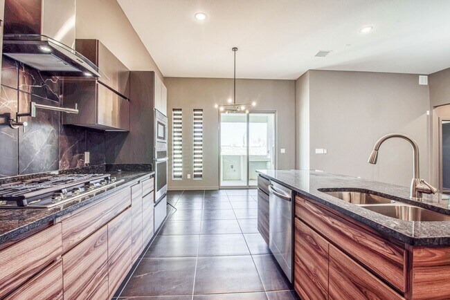 Building Photo - Beautiful East side House 4 bed-2.5 baths, part of The Overlook Casa Club that includes Swimming ...