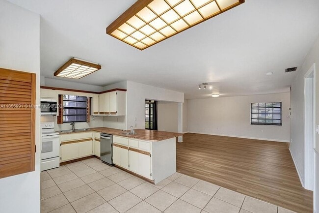 Building Photo - 9540 Sevilla Ln