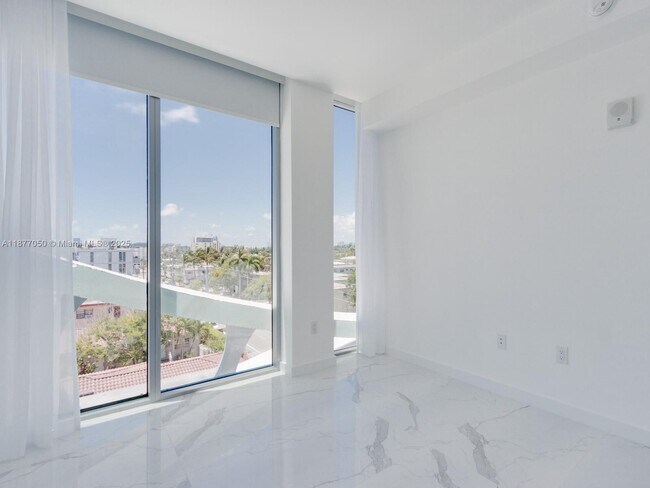 Building Photo - 8425 Crespi Blvd