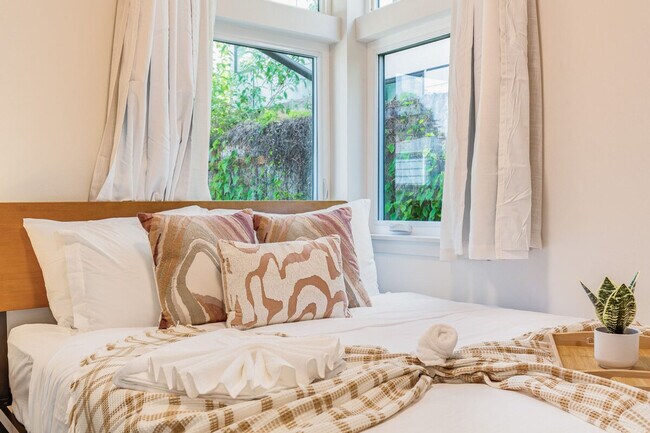 Building Photo - 2114 3rd Ave N