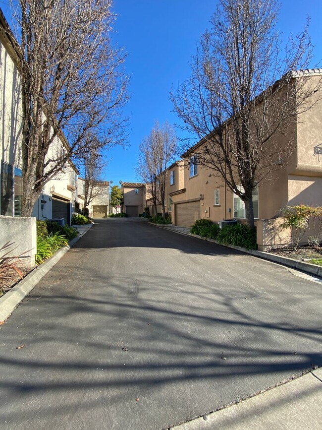 Building Photo - San Ramon Gale Ranch Townhouse 3BD/2.5BA with 4th Room for Office Loft! Community Pool Included!