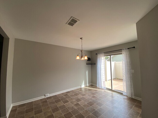 Building Photo - 3 Bedroom / 3 Bathroom / End Unit Townhome...