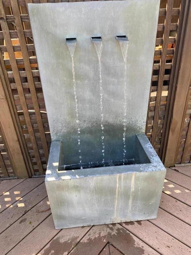 Building Photo - 111 Elm St