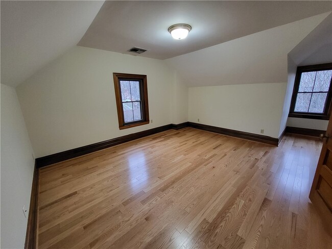 Building Photo - 1063 East Ave