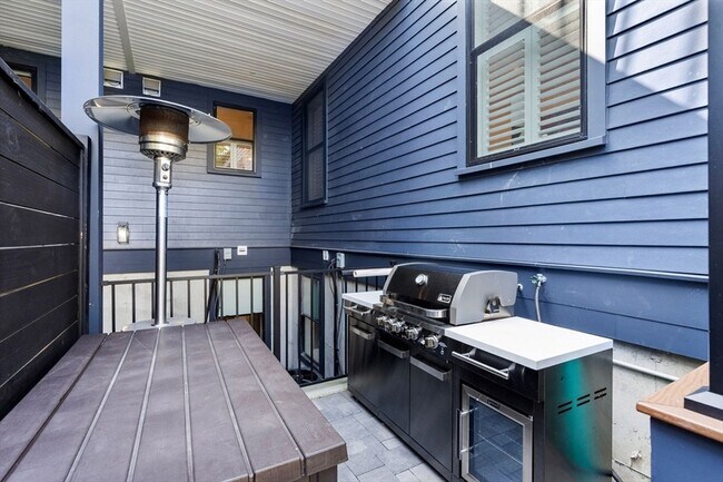 Building Photo - 722 E 5th St