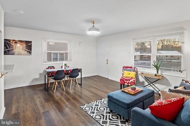 Building Photo - 903 Montrose Ave