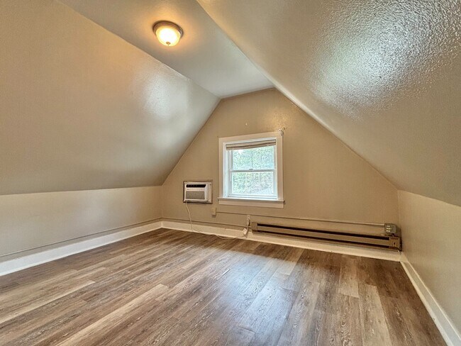 Building Photo - 176 S Chestnut St