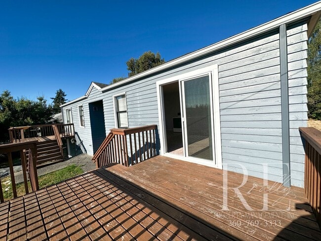 Building Photo - Fantastic Manette; Seattle Peek-a-boo