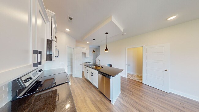 Building Photo - Modern Comfort, Great Location, and Pet-Fr...