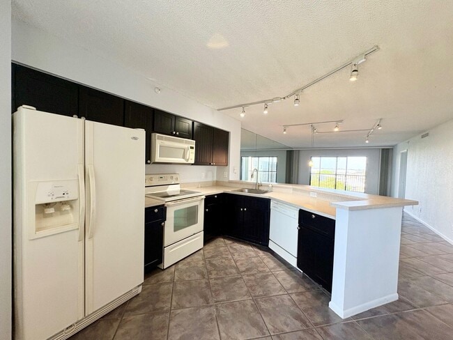 Building Photo - 2205 S Cypress Bend Dr