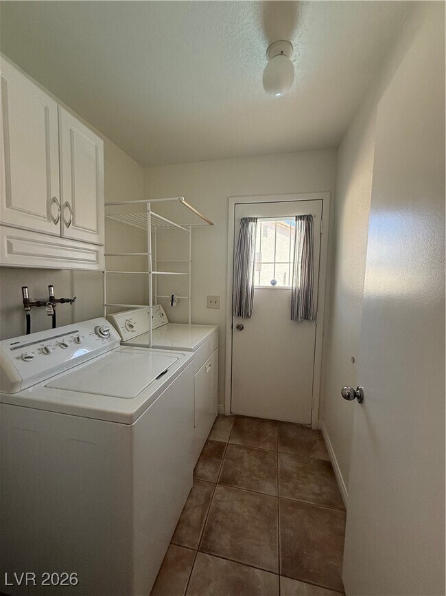 Building Photo - 1120 Daytona Ln