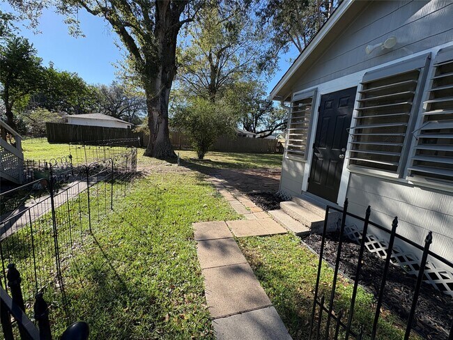 Building Photo - 306 N Elm St