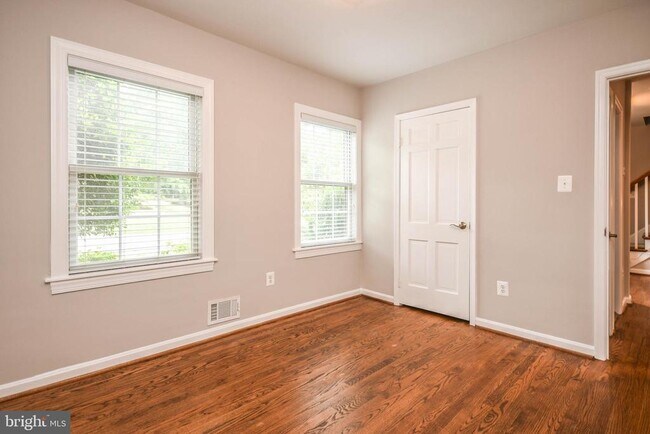 Building Photo - 1211 Vinita Ln