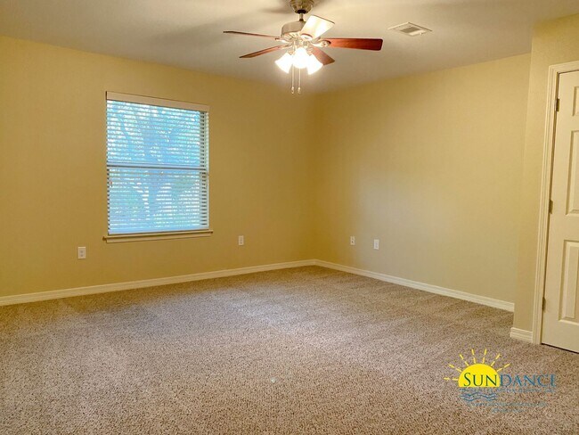 Building Photo - Stunning 4 Bedroom Home in Navarre