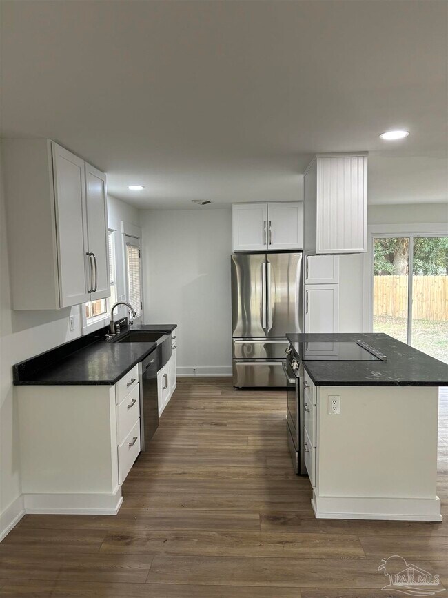 Building Photo - 3600 Forest Glen Dr