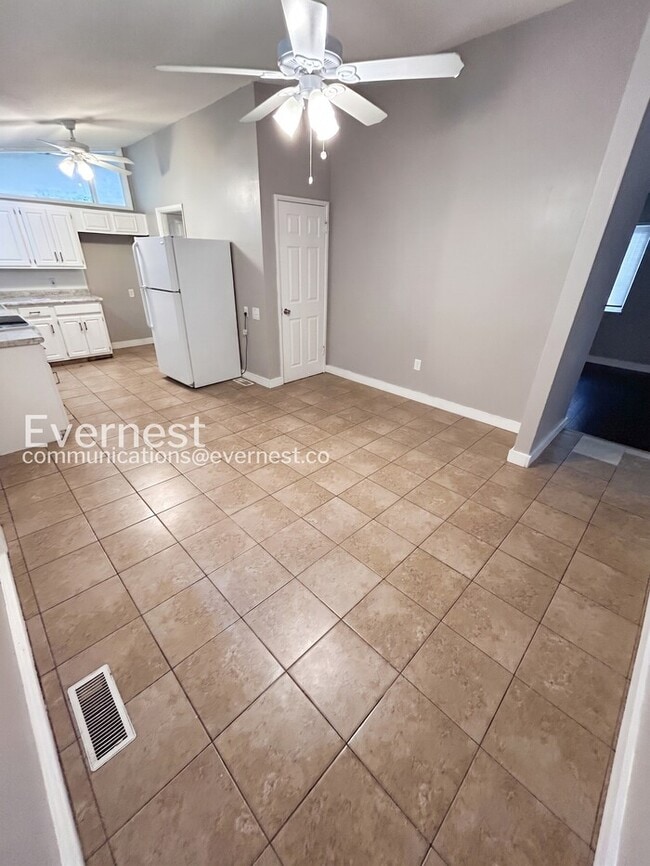 Building Photo - 560 Jamaica Pl