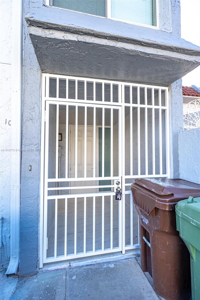 Building Photo - 1070 W 43rd Pl