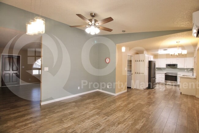 Building Photo - 2862 E Dolphin Ave